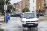Una furgoneta atraviesa una calle anegada en Burgos.