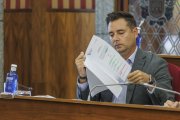 Daniel de la Rosa, portavoz del PSOE, consulta unos documentos durante el Pleno municipal ordinario.