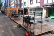 Terraza de hostelera en zona de aparcamiento en la calle Federico Olmeda, de Burgos.