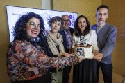 Representantes y colaboradores de la Fundación Círculo, con la tarta del quinto cumpleaños de Círculo Creativo.