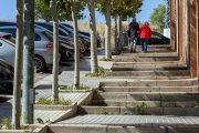 La calle Frías tiene tramos de escaleras y la parte de acera sin peldaños resulta estrecha para acceder con sillas de ruedas o carritos de niños.