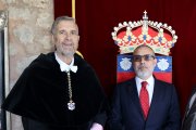 El rector, Manuel Pérez Mateos, y el responsable de relaciones institucionales de Michelin Aranda, Julián Picapiedra.