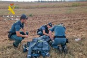 Los agentes atienden a la anciana que llevaba desaparecida varias horas.