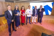 Los representantes de Fundación Caja de Burgos y FAE, junto a los galardonados, Nuria Jorge, en nombre de Riventi, Carmen Iglesias, de Keyland, y Diego Moreno, de IOTHING.