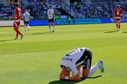 Dani Ojeda se lamenta acuclillados en el césped.