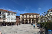 Imagen de la plaza de Espinosa de los Monteros, con el Ayuntamiento al fondo.