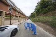 La valla de la Policía Local sigue impidiendo el tránsito de vehículos por la calle Murallas.