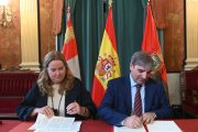 El consejero de Movilidad y Transformación Digital, José Luis Sanz Merino, y la alcaldesa de Burgos, Cristina Ayala, firman el protocolo de transporte metropolitano de Burgos