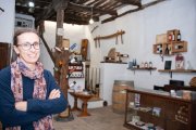 Berta posa en su tienda de Guzmán