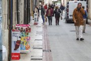 Una céntrica calle de la capital con publicidad de comercios en la vía pública.