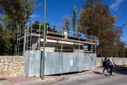 Puerta de acceso al Parral, tapada por las obras en el interior.