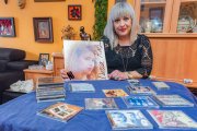 Daría Ras muestra orgullosa toda su discografía.