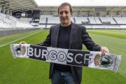 Luis Miguel Ramis posa con la bufanda del Burgos CF en El Plantío.