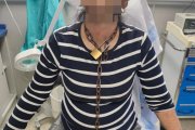 Imagen de la mujer con la cadena en el hospital de Miranda de Ebro