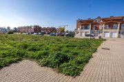 La parcela de equipamiento social está ubicada entre las calles Carmelo Bernaola y Marqués de Lorca.