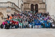 Foto de familia de los asistentes al pasacalles del Día del Peñista.