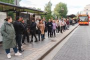 Una larga cola en la parada de autobús de la avenida del Arlanzón.