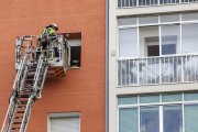 Los bomberos inspeccionan la ventana por la que un hombre se ha precipitado al vacío.