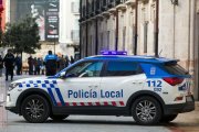 Un vehículo de la Policía Local apostado en el centro de la ciudad.