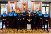 Los primeros agentes desplazados a Valencia posan con la alcaldesa de Burgos, Cristina Ayala, y el concejal de Seguridad Ciudadana, Ignacio Peña.