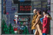 Los carteles con anuncios de Black Friday inundan las redes y las webs pero llega a los escaparates