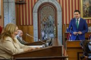 El portavoz socialista, Daniel de la Rosa, se dirige a la alcaldesa, Cristina Ayala, durante el Pleno en el que se ha debatido y votado la cuestión de confianza presentada por la regidora.