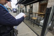 Agentes de Policía Local inspeccionan una terraza de hostelería de la calle San Cosme, en Burgos.