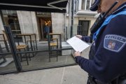 Agentes de Policía Local inspeccionan una terraza de hostelería de la calle San Cosme, en Burgos.