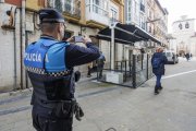 Agentes de Policía Local inspeccionan una terraza de hostelería de la calle San Cosme, en Burgos.