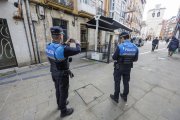 Agentes de Policía Local inspeccionan una terraza de hostelería de la calle San Cosme, en Burgos.