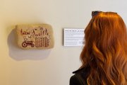 Obra de Greenpeace colocada en el Museo de la Evolución Humana de Burgos.
