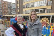La Folclorista Maria Ángeles Saiz Junto A La Concejala De Festejos, Carolina Álvarez.