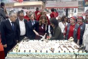 La directora de Alcampo Burgos, Carmen Odilón, parte una tarta que celebra la presencia de la firma en la ciudad desde 1996.