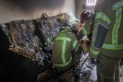 Los bomberos de Burgos, en el interior de una vivienda calcinada por un incendio.