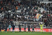 Los jugadores festejan con la afición la sufrida victoria lograda en el descuento.