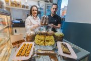 Begoña Benito y Félix Ángel Dieste, de la Heladería Bombonería El Cid, con una selección de postres navideños.