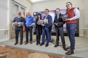 Representantes del grupo espeleológico Edelweiss posan con la nueva publicación junto con el presidente de la Diputación, Borja Suárez, y la portavoz provincial, Inmaculada Sierra.