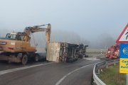 Retirada del camión volcado en la N-120 cerca de Tardajos.