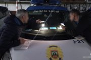 Un momento del curso en el que dos agentes examinan bajo la luz de la linterna la validez de las tarjetas de movilidad reducida