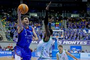 Golomán lanza a canasta durante el partido contra Amics Castelló.