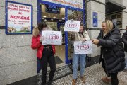 Las hermanas Beatriz, Inés y Berta Santamaría regentan desde hace 13 años el Pulpo de la Suerte y ayer repartieron dos premios del Sorteo de Navidad.