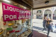 Liquidación por jubilación de una zapatería de la calle Santander.