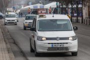 Dos taxis circulan por el centro de Burgos, durante la jornada del 1 de enero.