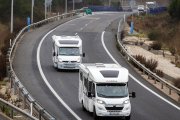 Dos autocaravanas circulan por la ronda de circunvalación de Burgos.