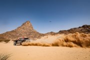 El coche 212, con la piloto burgalesa al volante, en la etapa prólogo del rally Dakar en Arabia Saudí.