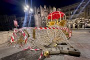 Los caballos de la carroza navideña frente al arco de Santa María, víctimas del vandalismo.