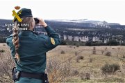Una agente de la Guardia Civil, en el dispositivo de la joven desaparecida en Orbaneja del Castillo.