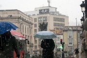 Esta estampa, con el emblemático termómetro de la plaza Santo Domingo en negativo, es cada vez menos frecuente a causa del calentamiento global.