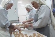 Las religiosas, cuando aún eran clarisas, en plena elaboración de sus dulces.