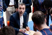 Salva Camps dando instrucciones a la plantilla en un tiempo muerto durante el partido en El Plantío ante Guipúzcoa.